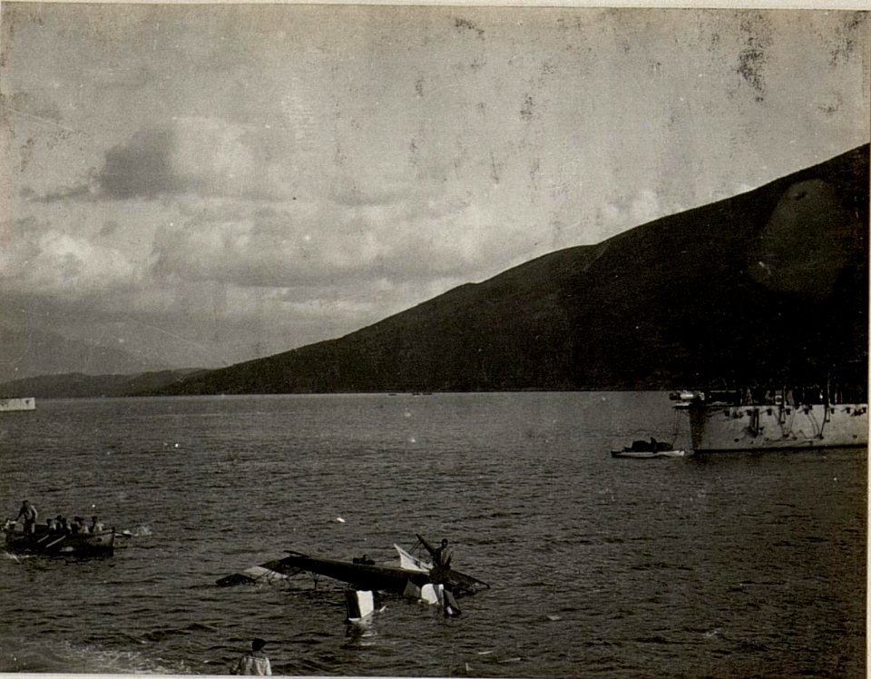 Der während seiner kühnen Produktionen abgestürzte Hydroplan K.39. Aufgenommen in den Gewässern vor Bavsic am 23. Februar 1916. (BildID 15532584)