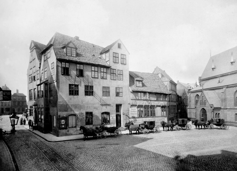 Der älteste Kieler Droschkenstand am Klosterkirchhof, Ecke Dänische Straße (Kiel 44.646)