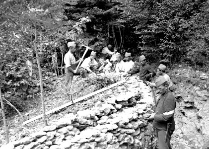 Der Schützengraben wird ausgemessen - CH-BAR - 3240572