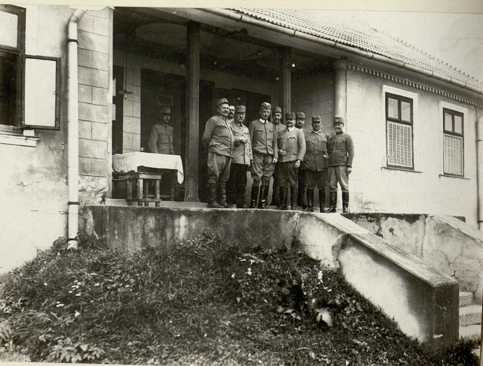 Der Kommandeur des 9. Korps Ernst Kletter Edler von Gromnik mit seinem Stab (BildID 15544188)