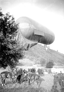 Der fertige Ballon wird am Boden festgehalten - CH-BAR - 3238831