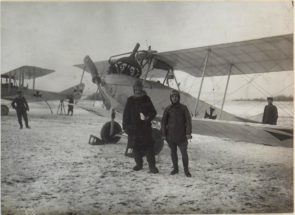 Der Generalstabschef der deutschen Südarmee, Oberstleutnant Ritter von Hemmer vor einem Frontflug, im Hintergrund möglicherweise eine Albatross (BildID 15439062)