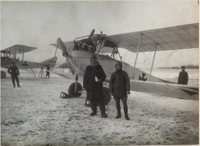 Der Generalstabschef der deutschen Südarmee, Oberstleutnant Ritter von Hemmer vor einem Frontflug, im Hintergrund möglicherweise eine Albatross (BildID 15439062)