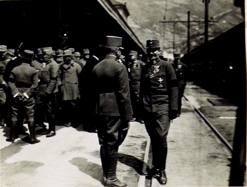 Der Kaiser im Gespräch mit Feldzeugmeister von Scheuchenstül, Kommandant der 11. Armee. (BildID 15583941)
