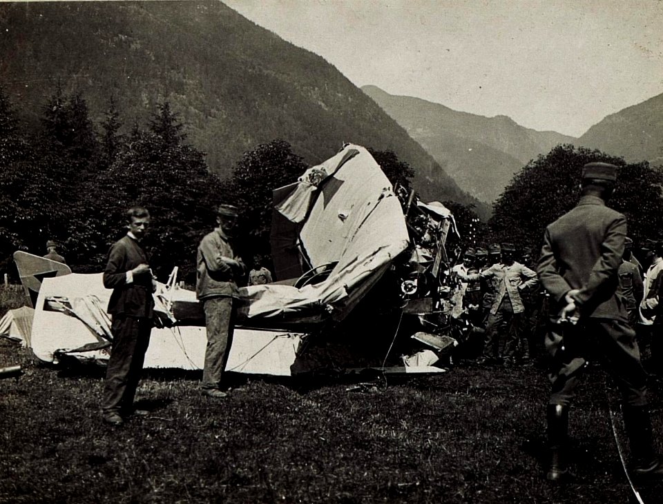 Der zertrümmerte Flieger des am 8.6.1917 tödlich verunglückten Fliegers von Plener der Fliegerkompanie 15, vor der Artilleriekaserne in Brixen. Detailaufnahme des Motors. (BildID 15584319)
