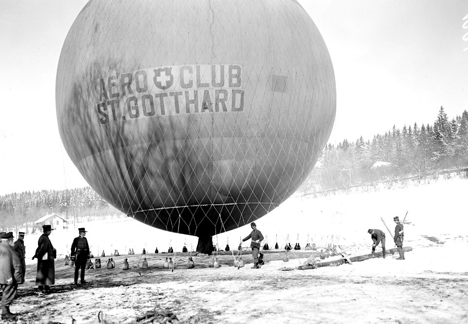 Der mit Seilen am Boden festgehaltene Fesselballon - CH-BAR - 3238335
