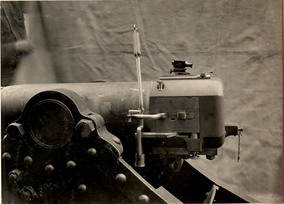 Der neu konstruierte Abzugshebel, hergestellt nach Angabe des Artillerie Werkmeisters Zajaczowsky, aufgenommen am 17.X.1915 (BildID 15474613)