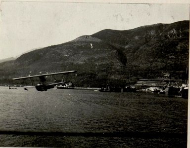 Der Hydroplan M. 39 im Fluge. Aufegenommen in den Gewässern vor -- am 23. Februar 1916. (BildID 15532598)