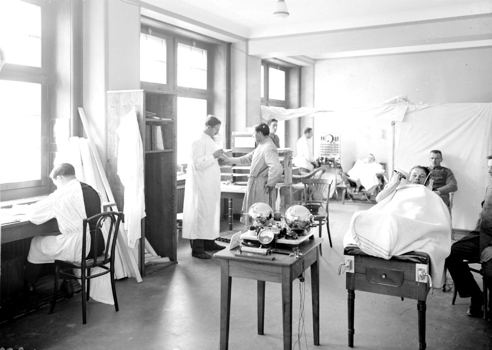 Der neurologische Saal mit verschiedenen Geräten für die Elektrotherapie - CH-BAR - 3240230