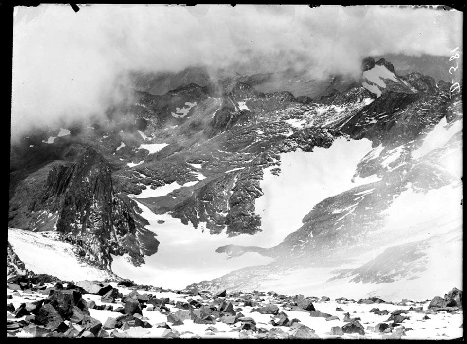 Des del Posets vista cap al pic d'Espadas, cims nevats i amb boira (AFCEC SOLER D 0581)