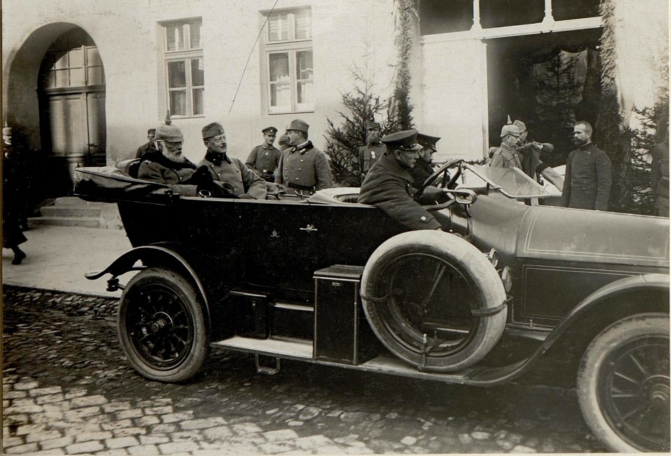 Der König von Bayern; Ludwig III., besucht das Heeresgruppenkommando in Sighișoara (Schässburg, Segesvar), 7.11.1916, gemeinsame Fahrt mit dem früheren Außenminister Graf Leopold Berchtold (BildID 15549236)