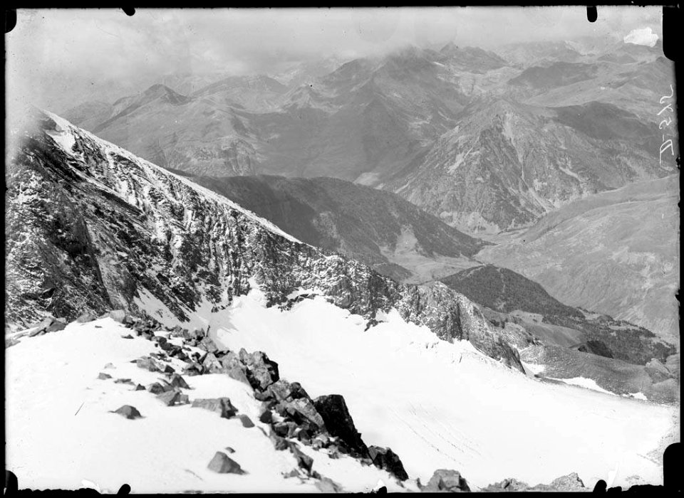 Des del Posets vista cap al pic d'Espadas, cims nevats i amb boira (AFCEC SOLER D 0575)