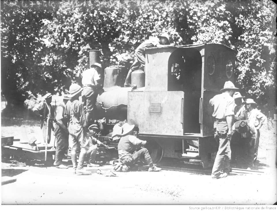 Des hommes inspectent une locomotive Decauville (Agence Rol, 47744)