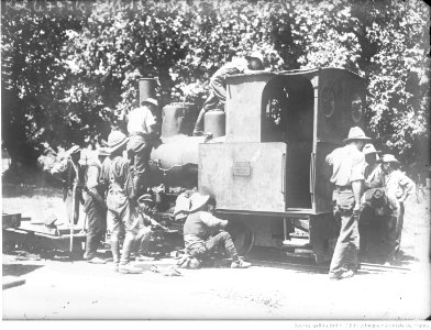 Des hommes inspectent une locomotive Decauville (Agence Rol, 47744)
