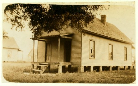 Deserted mill home, Tupelo Miss. Many like this one in Tupelo. LOC nclc.02047