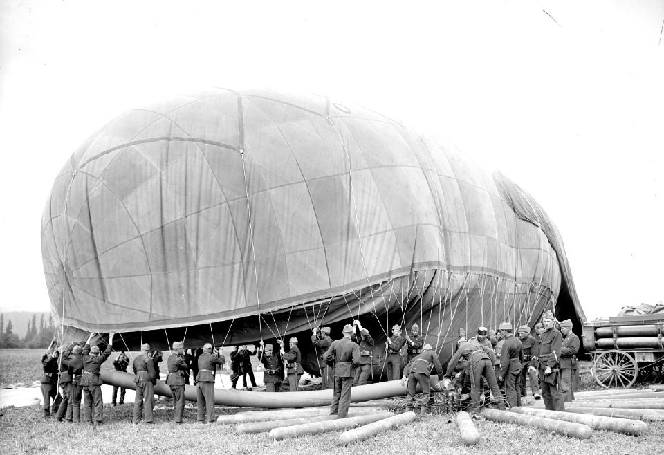 Der praktisch gefüllte Ballon wird am Boden festgehalten - CH-BAR - 3241334