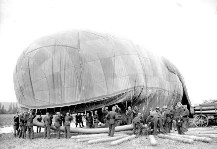 Der praktisch gefüllte Ballon wird am Boden festgehalten - CH-BAR - 3241334