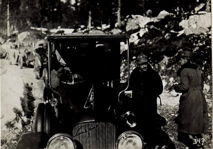 Der Wiener Bürgermeister Weiskirchner im Auto mit Exzellenz Roth in Roja, 30.1.1916. (BildID 15581163)