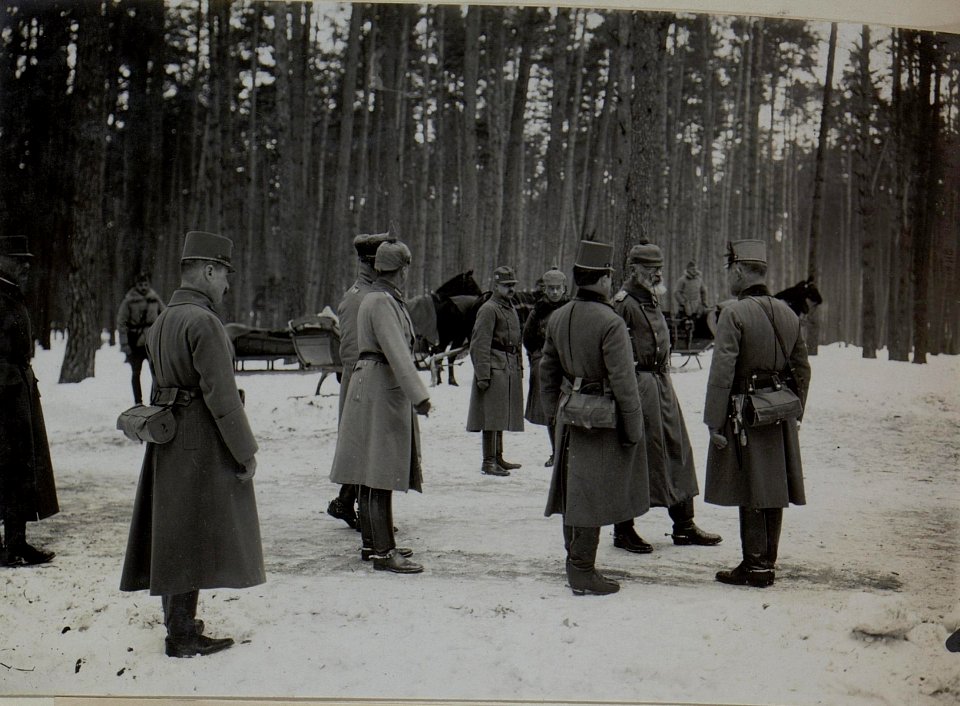 Der Oberkommandierende der deutschen Ostarmee Generalfeldmarschall Prinz Leopold von Bayern insoziert die Wiener Truppen der 25 Infanteriedivision (BildID 15446243)