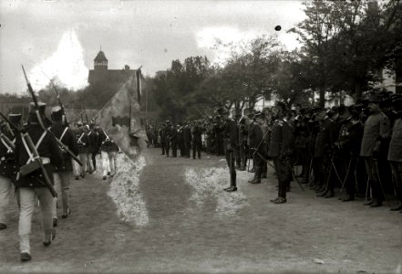 Desfile militar en el campo de Ondarreta (1 de 2) - Fondo Car-Kutxa Fototeka