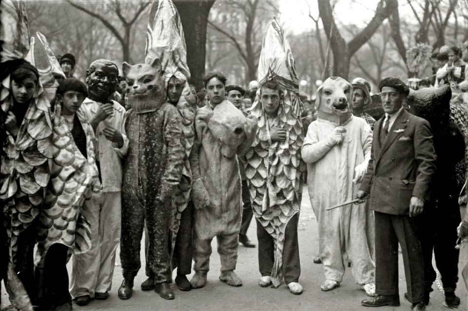 Desfile de carnaval por las calles de San Sebastián (7 de 18) - Fondo Car-Kutxa Fototeka
