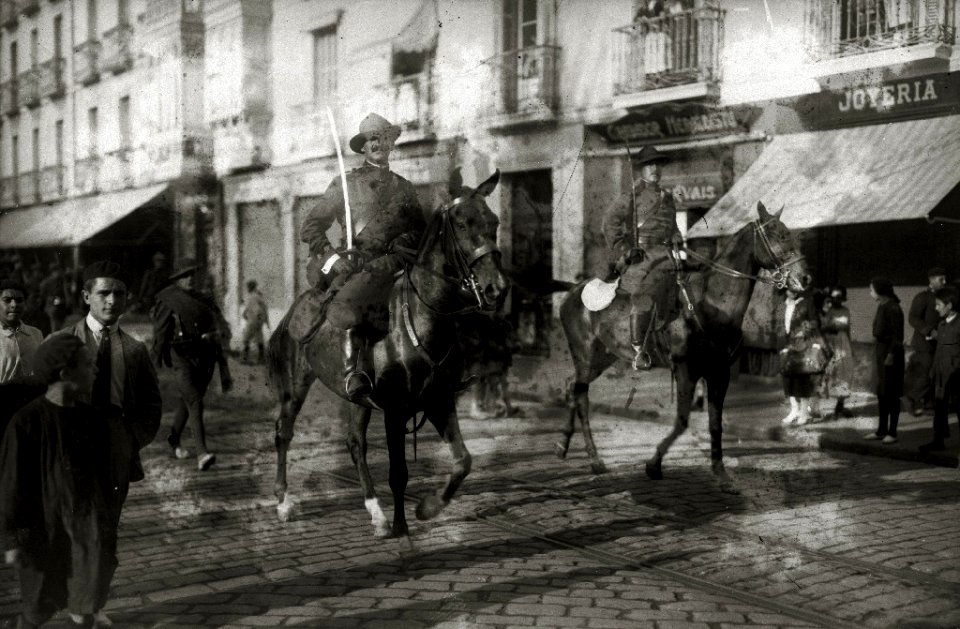Desfile de tropas destinadas a la guerra de África por la calle Hernani Antes de embarcar (3 de 3) - Fondo Car-Kutxa Fototeka