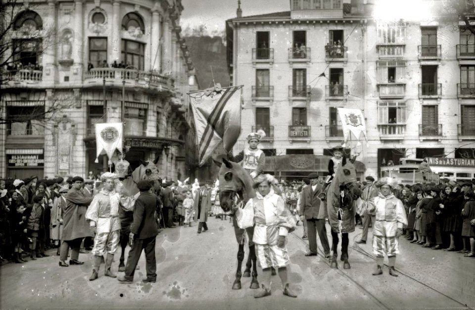 Desfile de carnaval por las calles de San Sebastián (2 de 18) - Fondo Car-Kutxa Fototeka