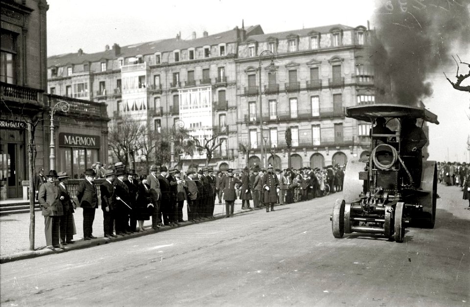 Desfile de servicios municipales por el paseo de la República Argentina (2 de 4) - Fondo Car-Kutxa Fototeka