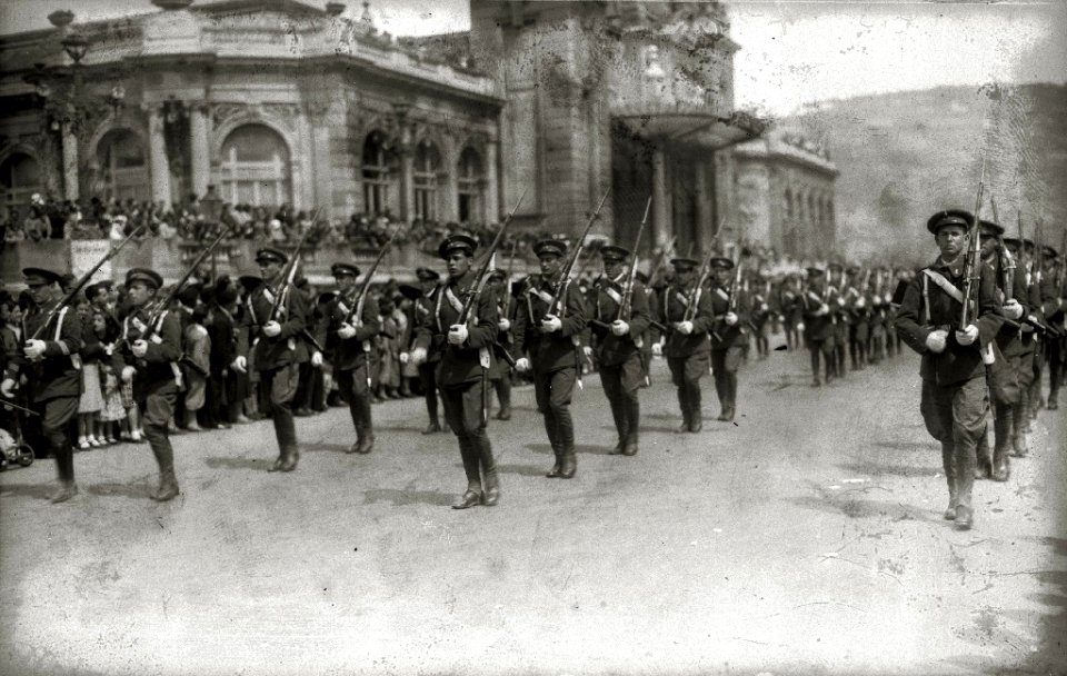 Desfile de miqueletes por delante del Gran Casino Kursaal (1 de 3) - Fondo Car-Kutxa Fototeka