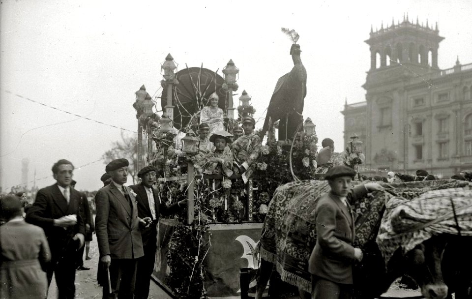 Desfile de carnaval por las calles de San Sebastián (15 de 18) - Fondo Car-Kutxa Fototeka