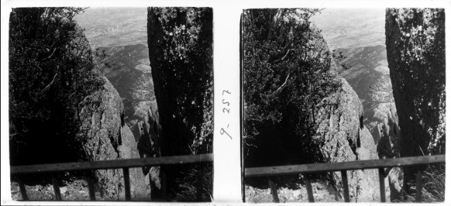 Des del canal , vista de les muntanyes de Montserrat