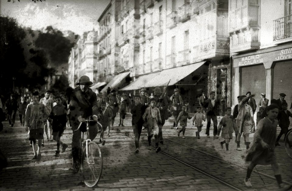 Desfile de tropas destinadas a la guerra de África por la calle Hernani Antes de embarcar (2 de 3) - Fondo Car-Kutxa Fototeka