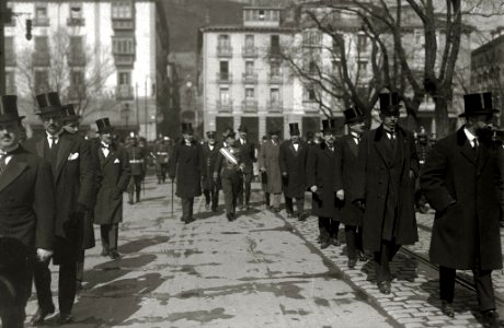 Desfile de autoridades en un cortejo fúnebre (1 de 5) - Fondo Car-Kutxa Fototeka