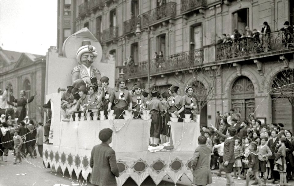 Desfile de carnaval por las calles de San Sebastián (16 de 18) - Fondo Car-Kutxa Fototeka