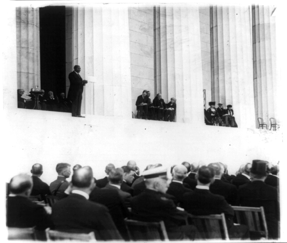 Dr. Moton, principal of the Tuscagee (sic) Inst. at the Lincoln Memorial dedication excercises (sic) LCCN90707742
