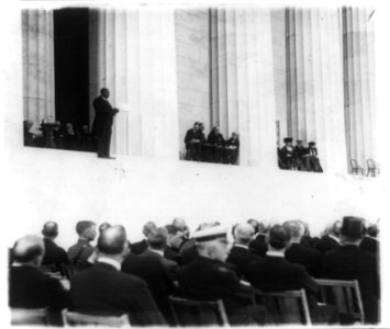 Dr. Moton, principal of the Tuscagee (sic) Inst. at the Lincoln Memorial dedication excercises (sic) LCCN90707742
