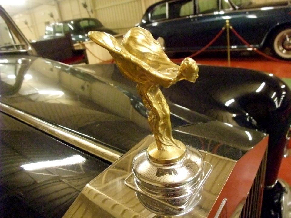 Galdames (Vizcaya)-Museo de coches antiguos-24-Emblema de Rolls Royce 'El espíritu del éxtasis'