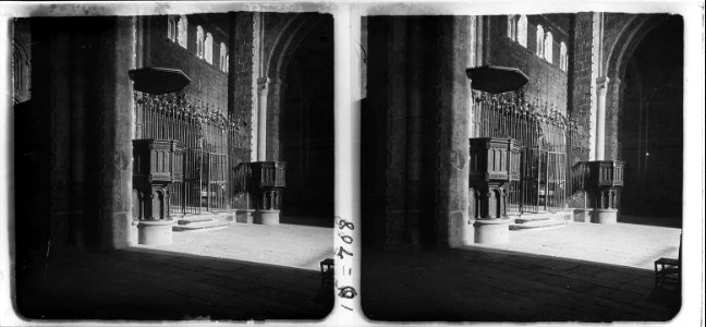 Galeria del creuer dret i reixa de l ' altar major de l'església de la Seu d ' Urgell