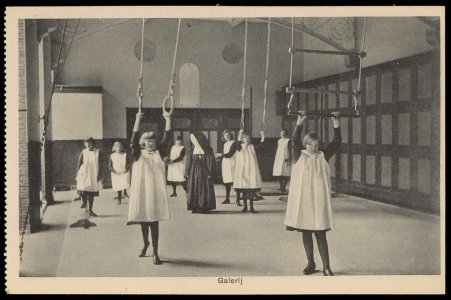 Galerij van het rooms katholieke Maagdenhuis Spui 21. Uitgave Brinio, Rotterdam, Afb PBKD00354000025