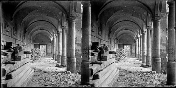 Galeria del claustre del monestir de Sant Francesc de Paula i material de construcció i runa