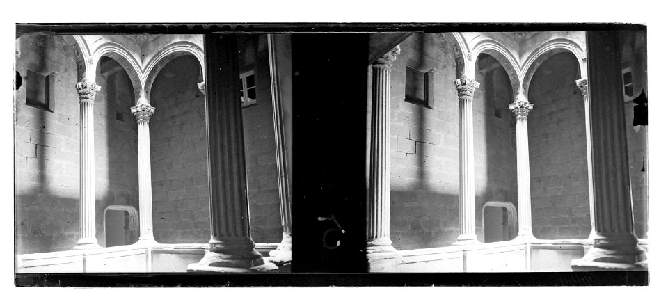 Galeria porticada a la Casa Gran del Miracle