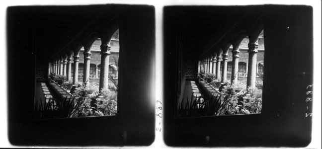 Galeria del segon pis de la Biblioteca i Arxiu de Barcelona a la casa de l ' Ardiaca