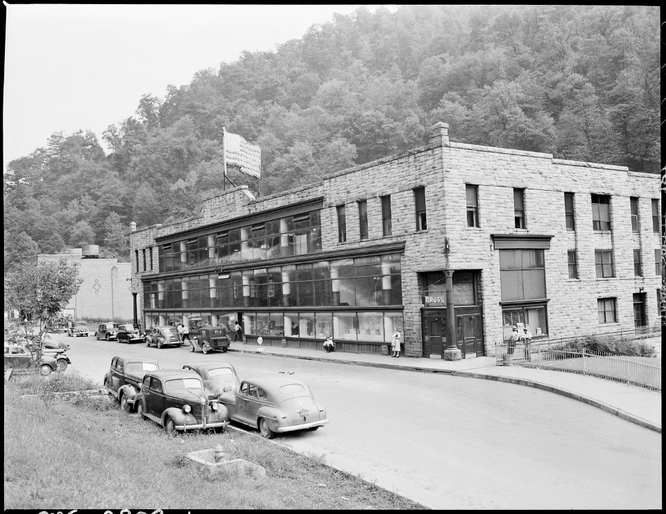 General store operated by subsidiary company. U.S. Coal & Coke Company, U.S. ^30 & 31 Mines, Lynch, Harlan County... - NARA - 541405