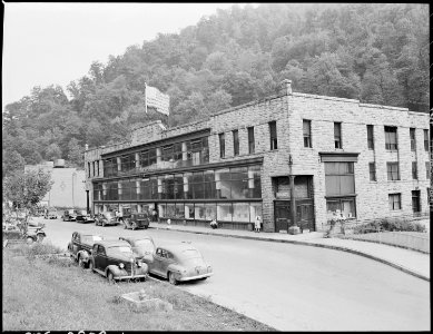 General store operated by subsidiary company. U.S. Coal & Coke Company, U.S. ^30 & 31 Mines, Lynch, Harlan County... - NARA - 541405
