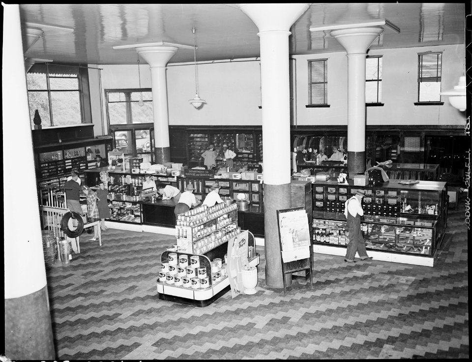 General store operated by subsidiary company. U.S. Coal & Coke Company, U.S. ^30 & 31 Mines, Lynch, Harlan County... - NARA - 541403
