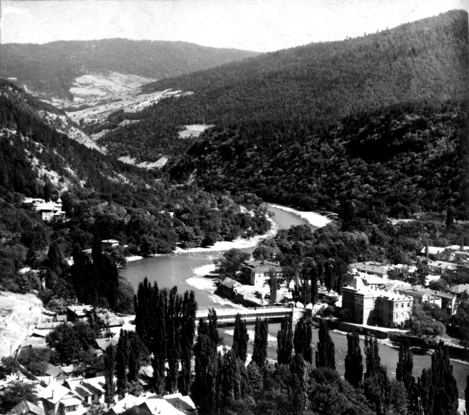 General view of Borzhom from Torskii plateau (A)