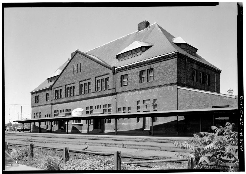 GENERAL VIEW OF SOUTH TRACK-SIDE FACADE (LEFT) AND EAST END FACADE (RIGHT) - New London Railroad Station