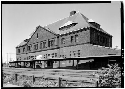 GENERAL VIEW OF SOUTH TRACK-SIDE FACADE (LEFT) AND EAST END FACADE (RIGHT) - New London Railroad Station