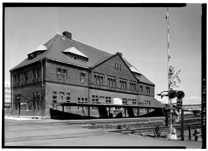 GENERAL VIEW OF WEST FACADE (LEFT) AND SOUTH TRACK-SIDE FACADE (RIGHT) - New London Railroad Station