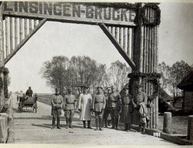 General von Linsingen posiert bei der nach ihm benannten Brücke (BildID 15685256)